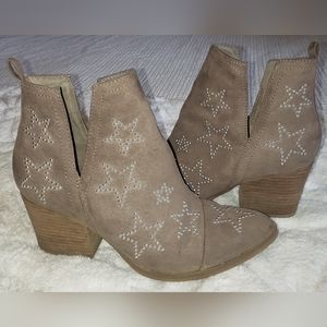 Carlos by Carlos Santana women’s Westerly studded suede ankle boots. Size 8.5.
